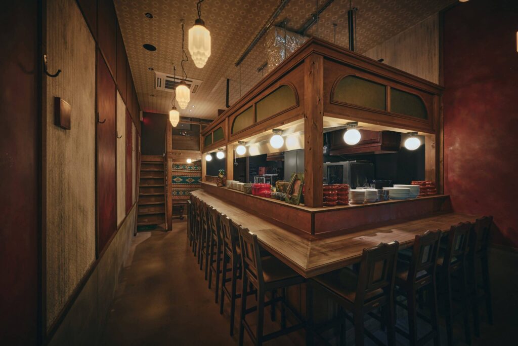落ち着いた雰囲気の店内とテーブル席｜YAKITORI DINER THE HICKORY BIRD 梅田店