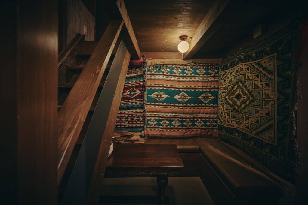 まるで映画のセットのような空間 1 暗め 014