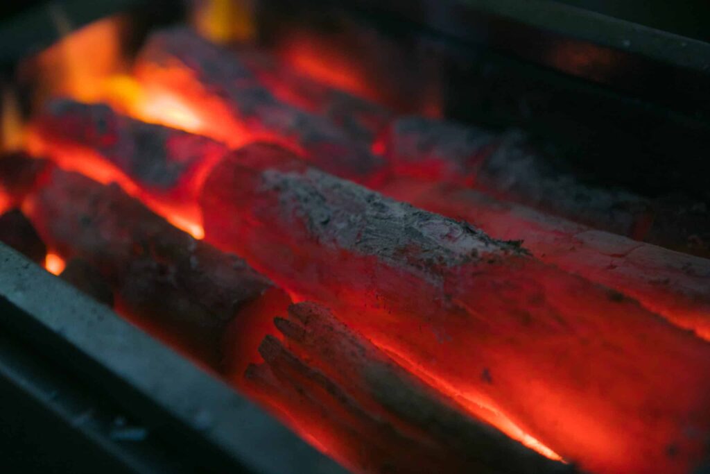 焼き鳥を焼き上げる炭火｜梅田・中崎町の炭火焼き鳥